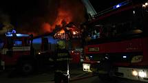V noci z úterka na středu vyráželi hasiči k požáru pily v Dráchově.