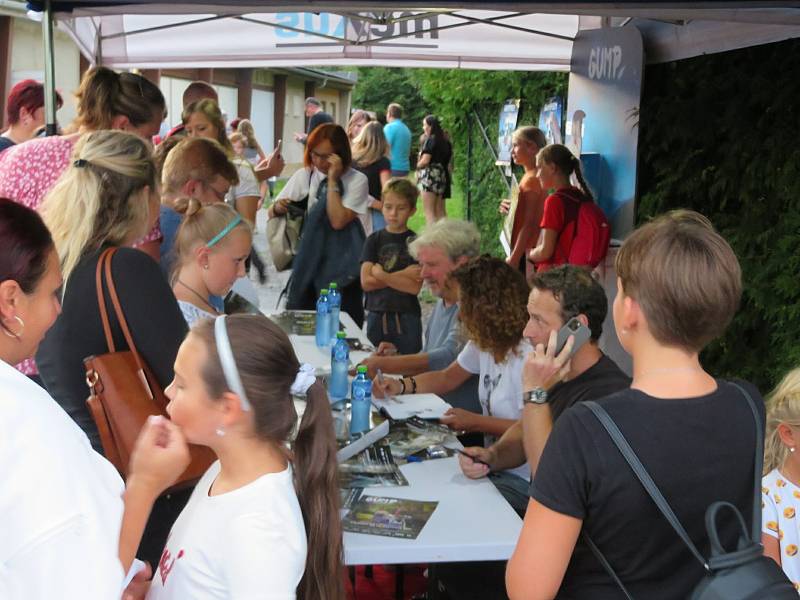 Po dvou promítáních Gumpa zařadilo letní kino v Sezimově Ústí i třetí reprízu. Přijel hlavní hrdina, režisér i spisovatel.