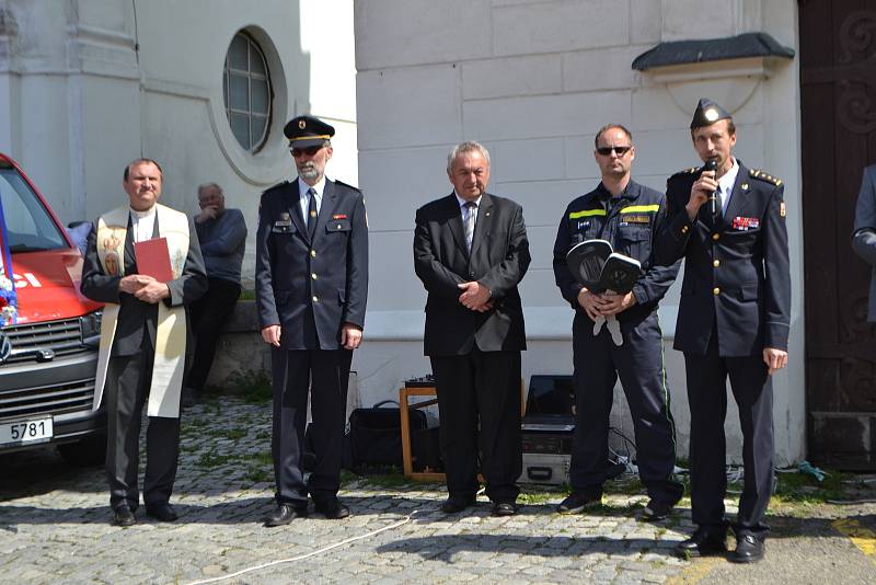 V sobotu převzali na Žižkově náměstí před kostelem svatého Martina mladovožičtí hasiči dvě nová hasičská auta: transportní dodávku a požární cisternu.