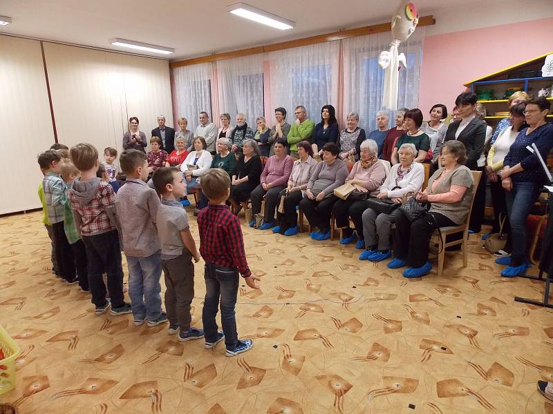 Oslava 50 let založení mateřské školy v Nerudově ulici v Soběslavi se konala minulý čtvrtek a po celý den byla školka otevřena pro bývalé žáky.