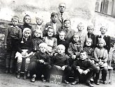 Škola v Poříně bývala dvoutřídní. Na snímku je v sedmi letech zachycený i František Petrů (první v horní řadě zprava).