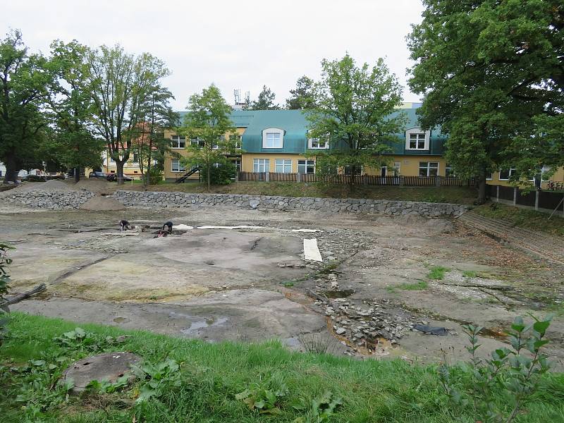 Tým archeologů Husitského muzea v Táboře na dně Farského rybníka v Plané nad Lužnicí pracuje již od srpna.