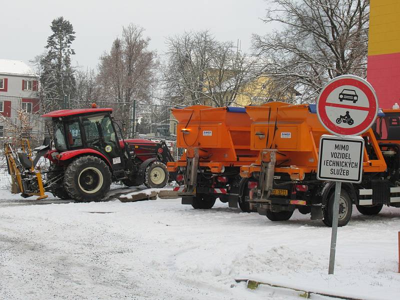 Ve čtvrtek 3. prosince na komunikacích působil komplikace čerstvě napadaný prašan. Takto to vypadlo na Táborsku mezi Planou nad Lužnicí a Košicemi.