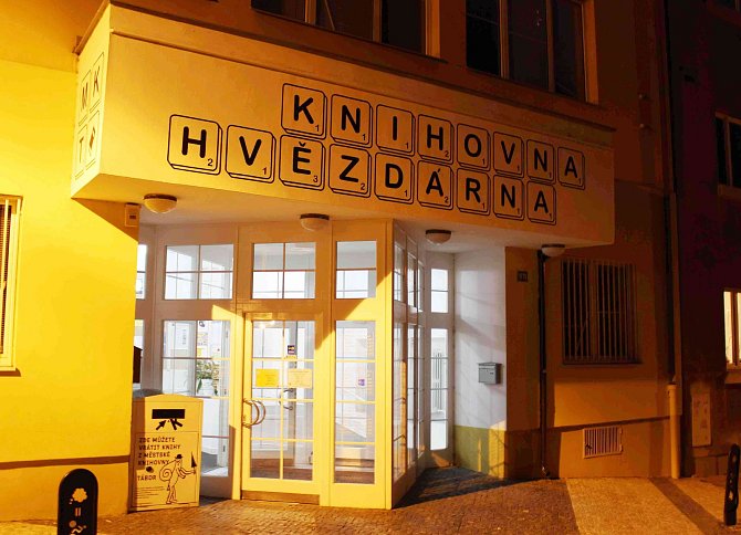 Dveře knihovny s hvězdárnou se v Jiráskově ulici otevřou v pátek už před šestou hodinou večer.