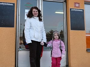  Maminka Martina Drtinová s malou Adélkou do místní Jednoty chodí nakupovat pravidelně.