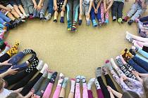 Děti i učitelé v MŠ Duha nazuli na nožky různé ponožky.
