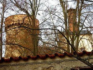 DĚLAJÍ POŘÁDEK. Na konci sedmnáctého století se městský kasír s výběrčím zaměřili na měšťany, kteří Táboru dlužili ze svých várek piva. Vyčítali jim, že pivo vypili, výdělek projedli, své domy si neopravili a městské pokladně nepřinesli žádný užitek. 