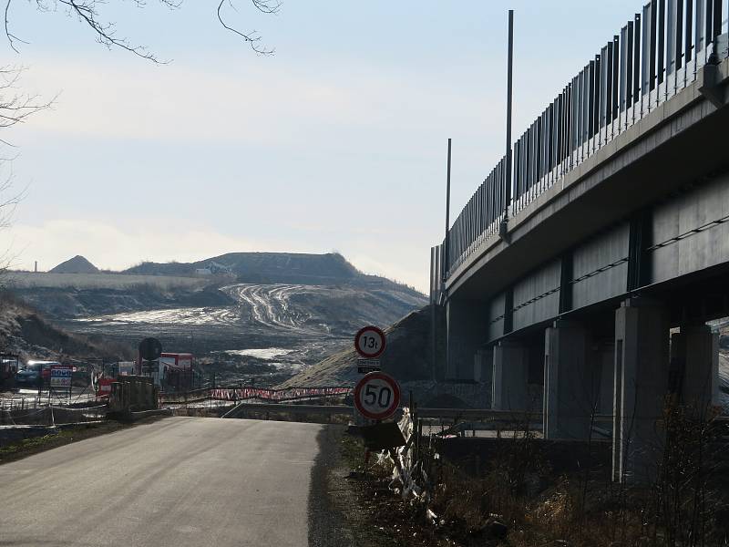 Výstavba nové přeložky IV. koridoru v úseku Soběslav - Doubí u Tábora v lednu 2022.