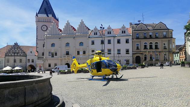 Záchranářský vrtulník na Žižkově náměstí překvapil návštěvníky. Zasahoval zde v úterý 21. června po 14. hodině.