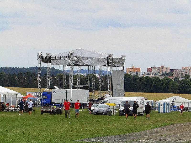 Na letišti Aeroklubu Tábor v lokalitě Čápův dvůr ve čtvrtek 7. července odpoledne panoval čilý pracovní ruch. Chystá se 16. ročník festivalu Mighty Sounds.