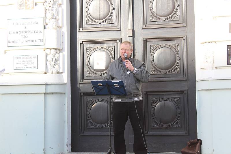 V Táboře v sobotu odpoledne demonstrovali odpůrci roušek a vakcinace. Jedním z řečníků byl i předseda krajně pravicové Národní demokracie Adam B. Bartoš.