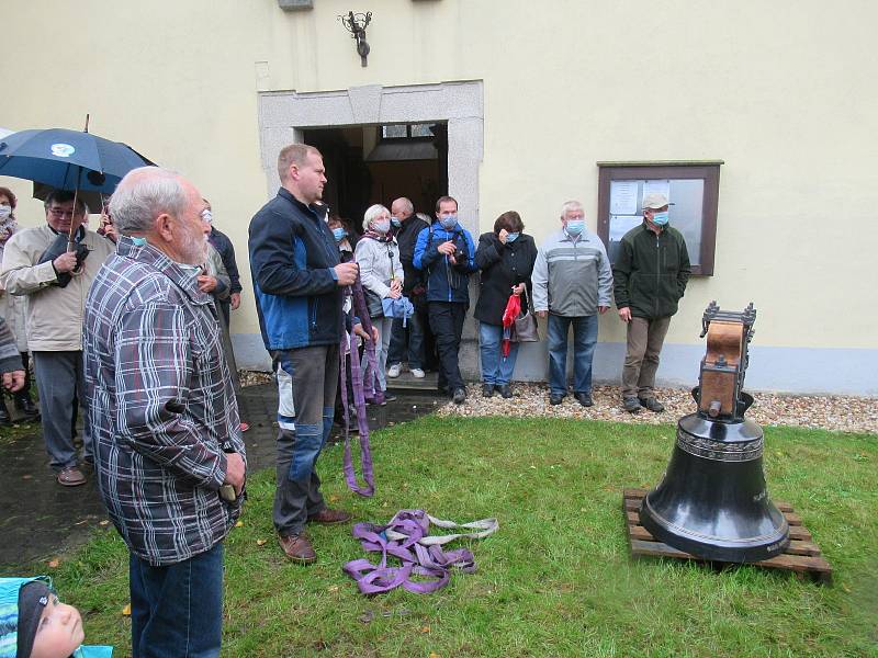 V pondělí 28. září byl po půl 12 dopoledne na věž kostela sv. Václava v Plané nad Lužnicí jeřábem vyzdvižen a zavěšen stejnojmenný zvon z dílny myslkovického mistra zvonaře Michala Votruby. Týž den odpoledne začal plnit svůj účel.