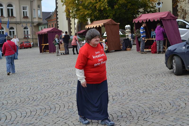 Celodiecézní pouť v sobotu vyvrcholila mariánským průvodem ze Žižkova náměstí starou poutní cestou na Klokoty.