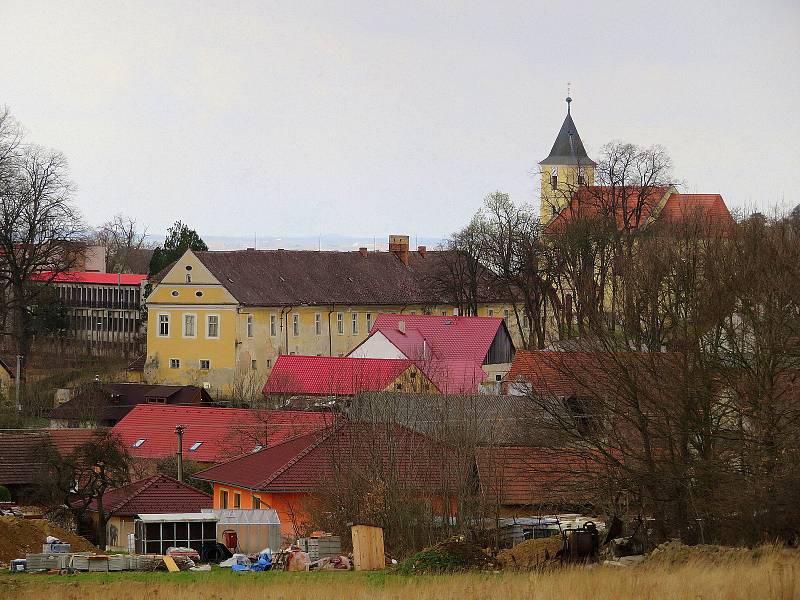 Kulturní památka s rozsáhlým areálem leží přímo v srdci obce Choustník 10 kilometrů od Tábora. Objekt z poloviny 17. století v historii patřil rodu Černínů, Šporků a naposledy Rohanů, sloužil také jako škola, či domov pro seniory.