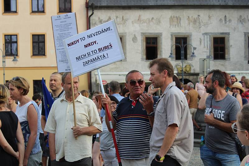 Na demonstraci proti Andreji Babišovi dorazily na táborské Žižkovo náměstí přibližně necelé čtyři stovky lidí.