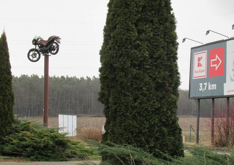 Dlouhodobý spor o sjezd k motocentru bratrů Bratránkových je u konce. Nejvyšší správní soud dospěl k závěru, že vyvlastnění je nezbytné.