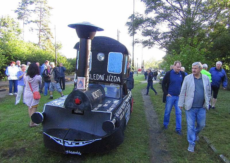 Z Roudné na Táborsku v pátek 2. října v 9.12 hodin odjel poslední vlak. Řada lidí se přišla rozloučit se stanicí, která letos oslavila 80. výročí od svého vzniku.