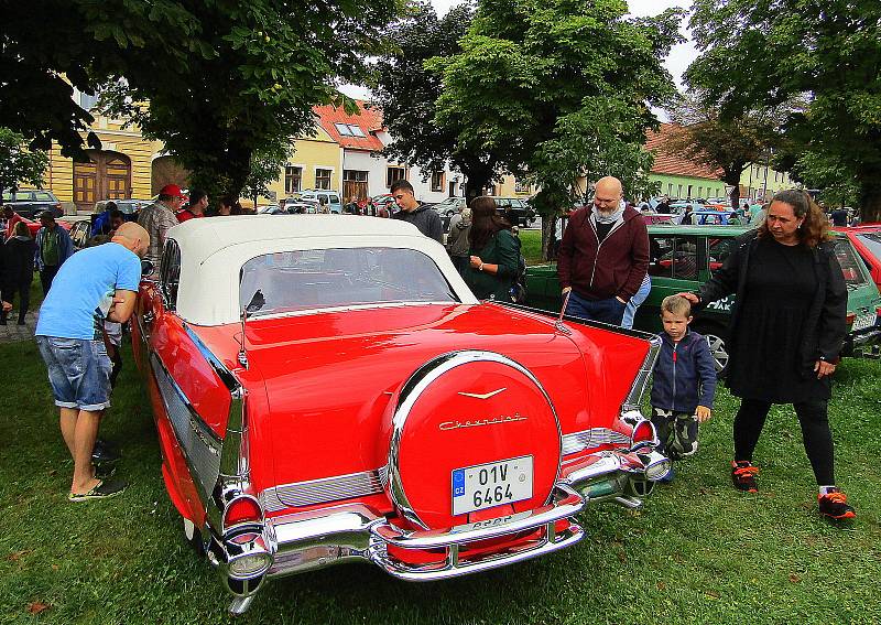 Sedmý ročník srazu veteránů v Chýnově se uskutečnil v neděli 21. srpna. Na prostranství před základní školu dorazilo na 130 historických vozů a motocyklů, posádky se potom vydaly na vyjížďku se zastávkou v centru Soběslavi.