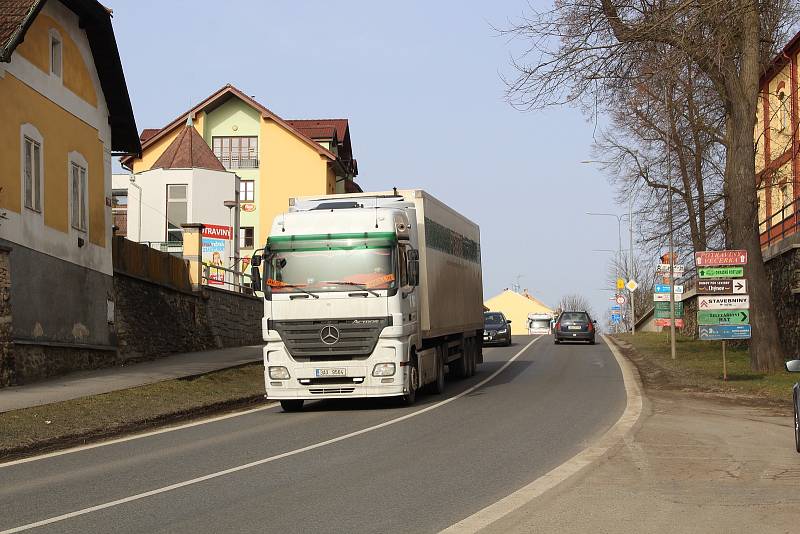 Chýnov dál drtí doprava. Majitelka domku zablokovala stavbu obchvatu za čtvrtmiliardy.