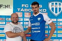 Ředitel klubu FC MAS Táborsko Josef Holub s novou posilou Siamionem Lazarchykem.