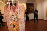 Jaroslav Chobot a Eva Šenkyříková ve středu večer představili v galerii U Radnice obrazy, objekty a fotografie reflektující jejich pobyt v Peru, kde se setkali s legendami opředenou ayahuascou.