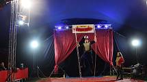 Cirkusové divadlo Jung představilo v Chýnově akrobacii i ohňovou show.