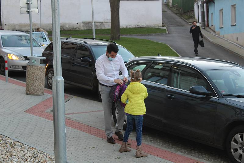 Školáci prvních a druhých tříd jsou zpět, dočkala se jich i ZŠ Mladá Vožice.