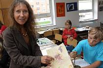 Hana Masopustová učí na ZUŠ v Sezimově Ústí. Její studenti se na většinu vysokých  či středních škol dostanou.