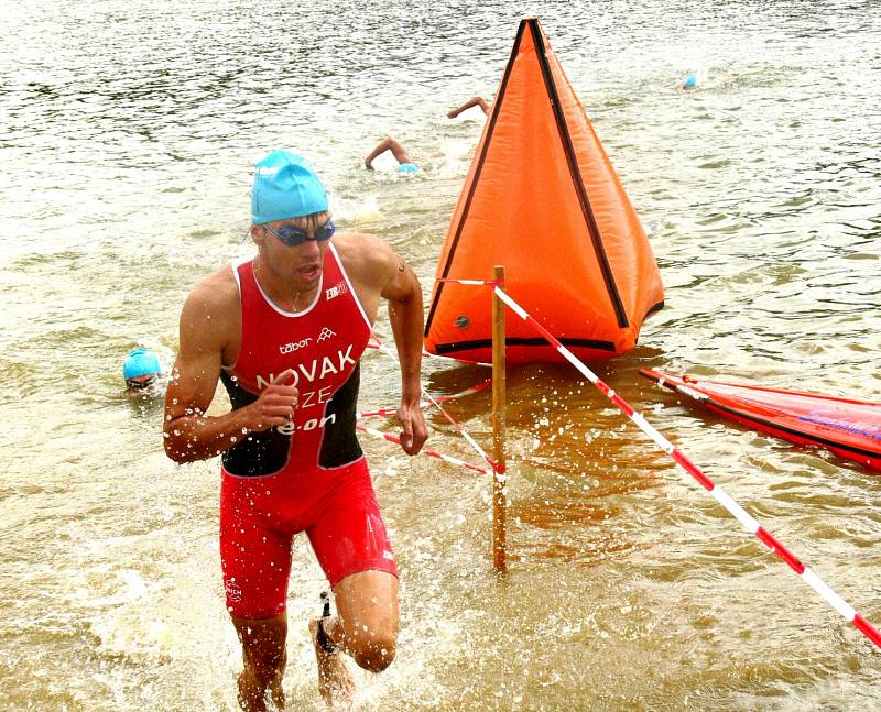 Poslední okamžiky Martina Nováka z E.ON Triathlon Teamu v domácím závodě. O pár desítek vteřin později vzdal pro nepříjemné zdravotní potíže.