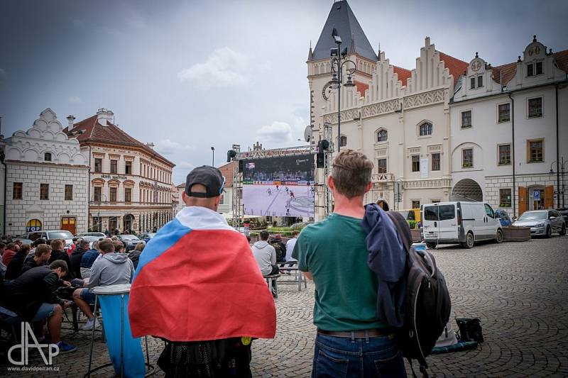 Táborští fanoušci sledovali úspěšný souboj českých hokejistů o bronz na MS  hromadně v historickém jádru města.