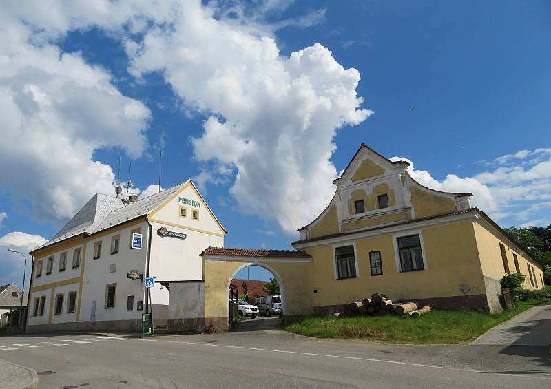 Košice se nachází nedaleko Soběslavi v jihočeském kraji. Historie obce sahá až do 13. století. Obec se skládá za tří místních částí Košice, Doubí a Borek.