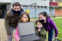 Lukáš Vašíček předal během posledních měsíců dětem již desítky počítačů.