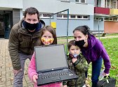 Lukáš Vašíček předal během posledních měsíců dětem již desítky počítačů.