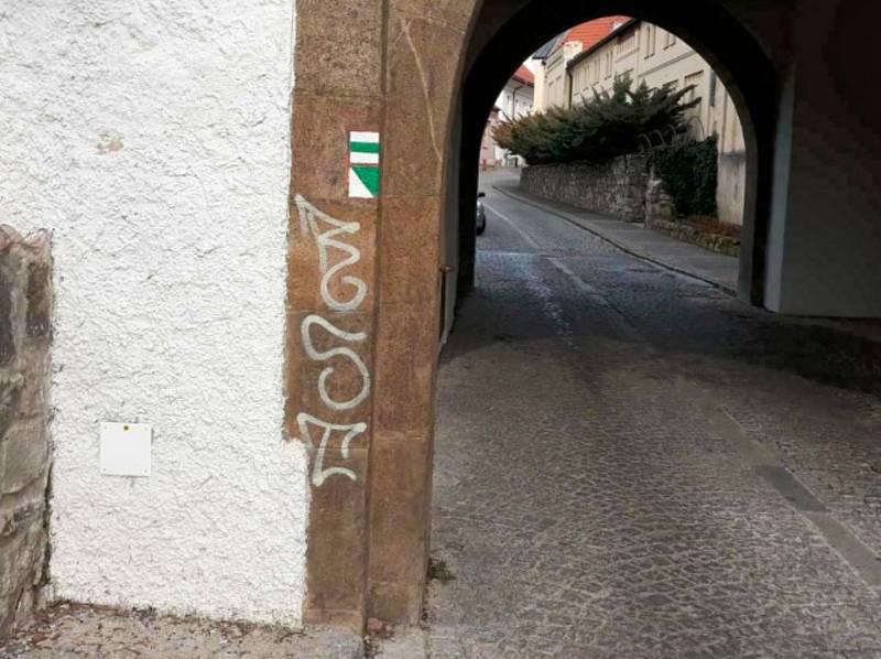 Vandal poničil Bechyňskou bránu v Táboře.