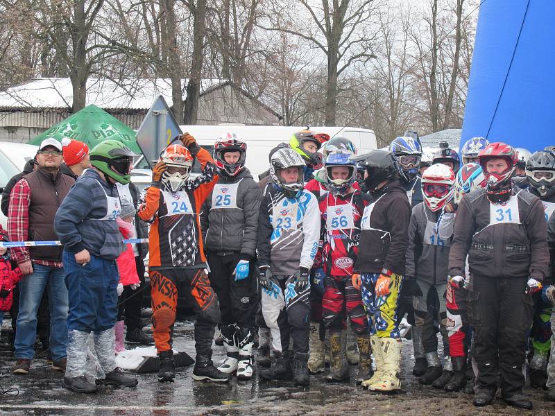 Atraktivní podívaná pro diváky a nemilosrdný zápas s bahnem pro jezdce a jejich pionýry, to byl 19. ročník Off-road fichtel day v Soběslavi.