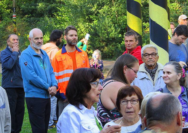 Z Roudné na Táborsku v pátek 2. října v 9.12 hodin odjel poslední vlak. Řada lidí se přišla rozloučit se stanicí, která letos oslavila 80. výročí od svého vzniku.