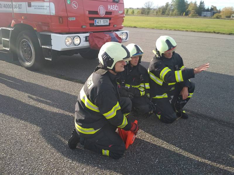 Ve čtvrtek 17. října na všechovském letišti došlo k fiktivní nehodě cisterny, profesionální hasiči ze stanice Tábor si tak vyzkoušeli zásah při úniku nebezpečné látky.