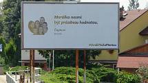 Šestičlenná rodina z Borotína na Táborsku zdobí billboard v Plané nad Lužnicí. Jedná o výzvu veřejnosti, aby se lidé zúčastnili podzimních voleb, podle Čapkových je čas na změnu.