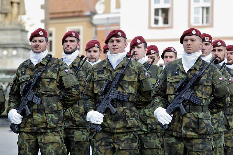 Na táborském náměstí Jana Žižky nastoupilo 250 vojáků 42. mechanizovaného praporu a příslušníků Vojenské policie.
