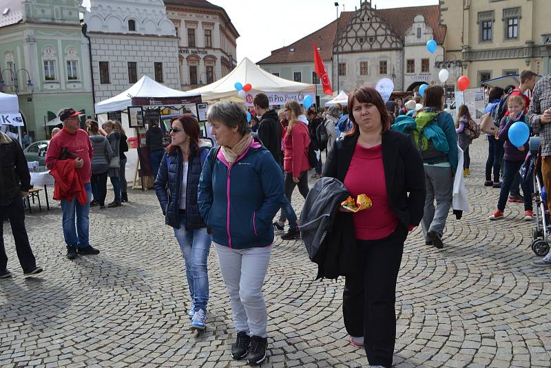 Celodiecézní pouť v sobotu vyvrcholila mariánským průvodem ze Žižkova náměstí starou poutní cestou na Klokoty.