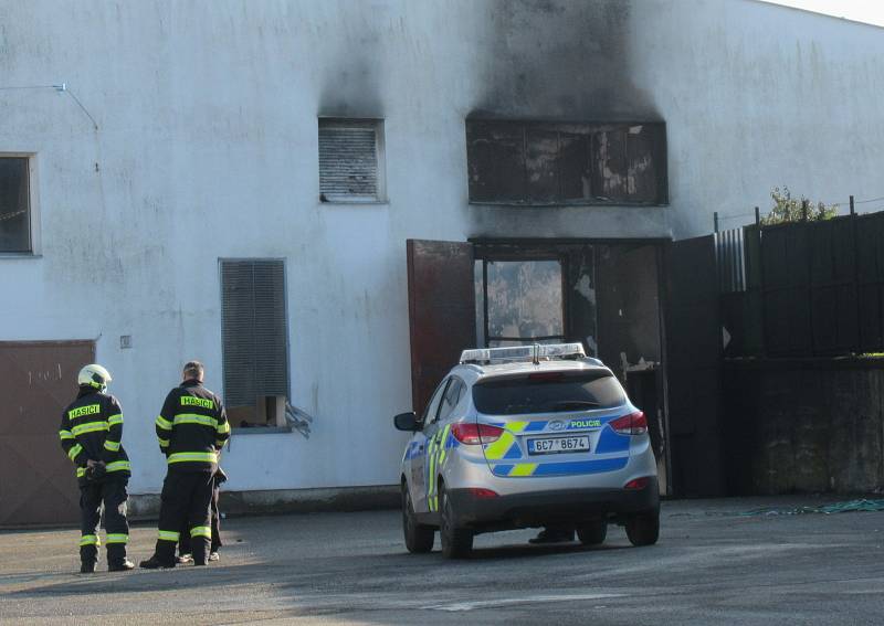 Druhý stupeň požárního poplachu byl vyhlášen v pátek odpoledne při požáru bramborárny v Choustníku. V sobotu ráno hasiči ještě objekt monitorovali.