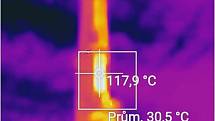 Požár komína v Plané zachycený termokamerou.