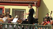 Hodinový koncert plný filmových melodií v režii Táborského symfonického orchestru Bolech zněl na zámku Brandlín v sobotu 5. září v podvečer.