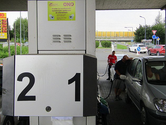Řidič podle obsluhy čerpací stanice ONO na třídě ČSLA v Plané nad Lužnicí tankoval u stojanu číslo 2 a obličej si maskoval nasazenou kapucí od mikiny.