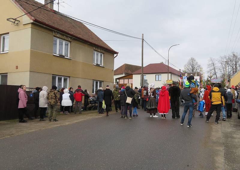 Skalický masopust 2022. Na asi 15 kilometrový okruh se v sobotu 26. února vydaly maškary z Rybovy Lhoty na Táborsku. Konvoj alegorických vozů s občerstvením během dne bavil také v Radimově, Hlavatcích, Želči, Třebišti a Skalici.