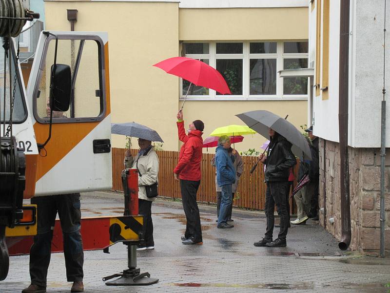 V pondělí 28. září byl po půl 12 dopoledne na věž kostela sv. Václava v Plané nad Lužnicí jeřábem vyzdvižen a zavěšen stejnojmenný zvon z dílny myslkovického mistra zvonaře Michala Votruby. Týž den odpoledne začal plnit svůj účel.