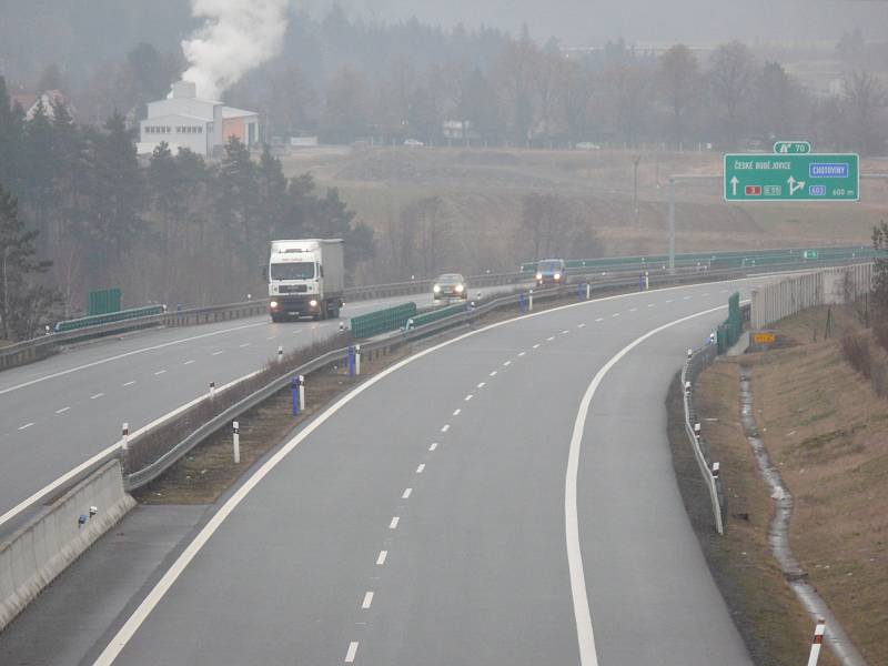 CHYBÍ OPLOCENÍ. U dosud neoplocených úseků na D3 hrozí zvýšený výskyt se srnčí zvěří.