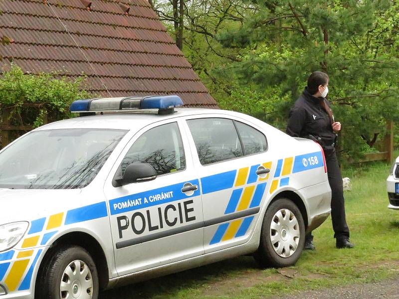 Ve středu 12. května v noci zachránili dva policisté z obvodního oddělení Veselí nad Lužnicí ženu z hořící chaty v oblasti Krkavec.