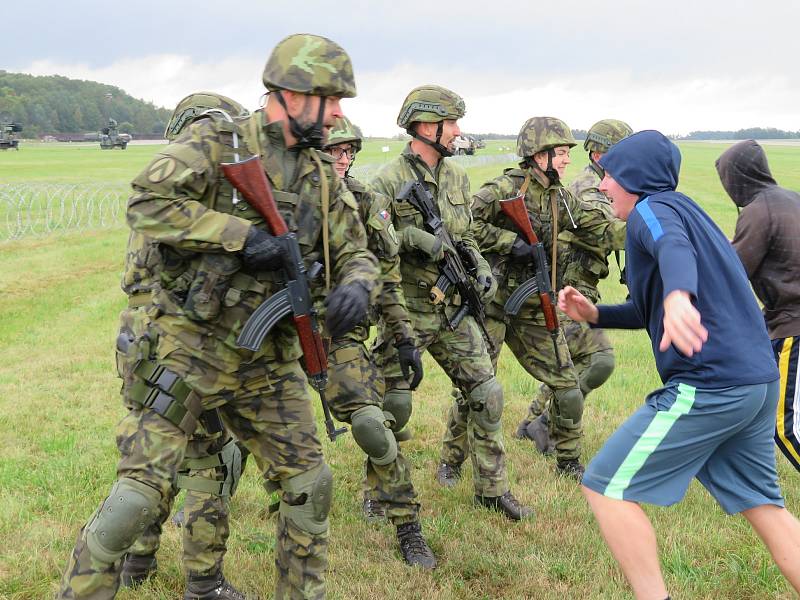 Protiletadlový raketový pluk Strakonice a civilní zálohy cvičily na bechyňské základně vedení boje se vzdušným protivníkem včetně zásahu proti demonstrantům útočícím na jejich techniku.