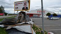 Ve Veselí nad Lužnicí noční vichřice vyvracela stromy a odnesla i půlku střechy supermarketu Tesco.